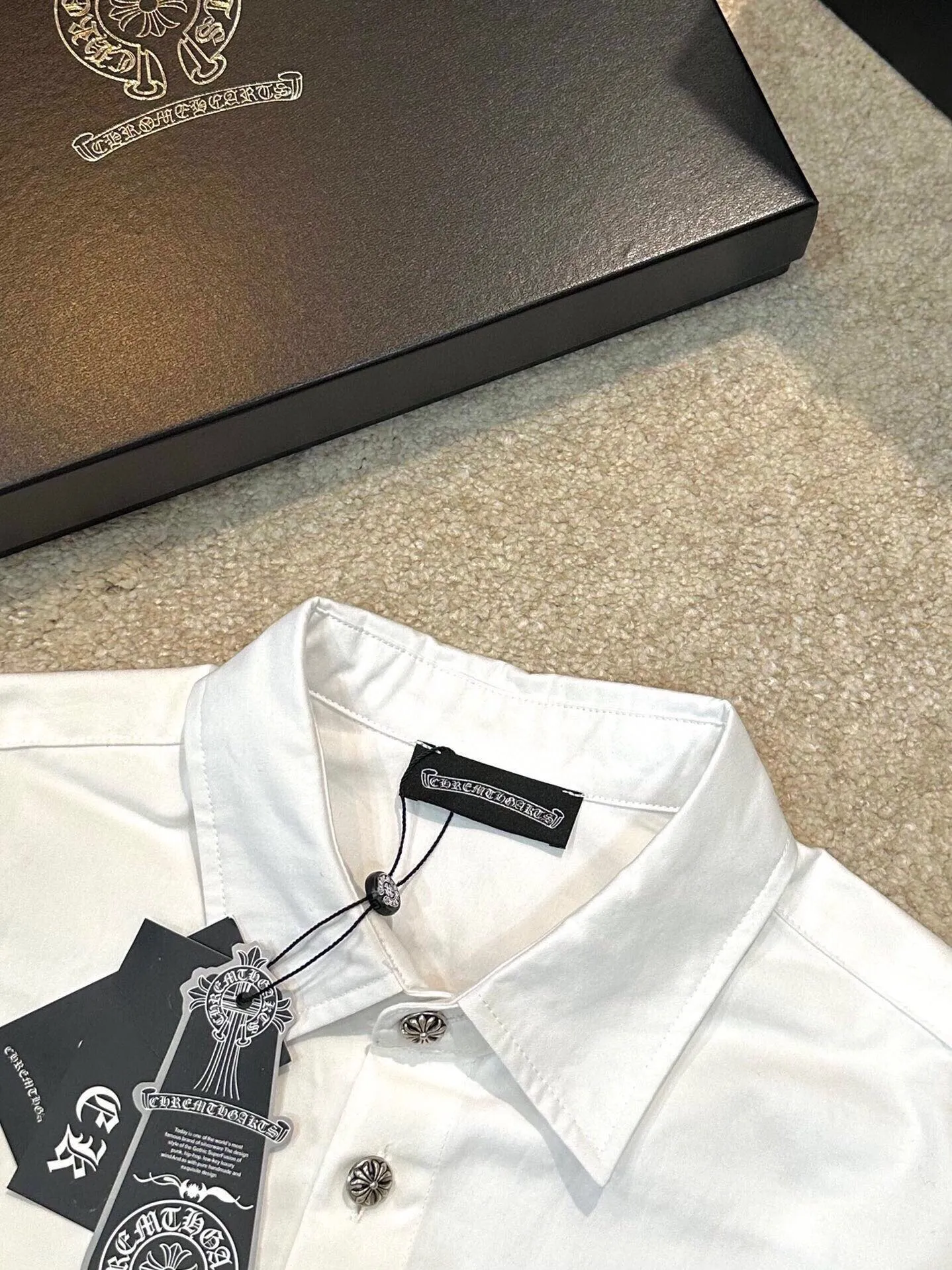 P430 Chrome Hearts leather cross leather embroidery shirt jacket! OS version can be worn by both men and women! The fabric is made of twill gauze cotton fabric! The texture is clear and smooth, not easy to wrinkle or fade! The embroidery process is complex and repetitive, and the requirements for the embroidery machine are very strict. The distance is always 45 centimeters! It won’t work if the spacing is too big, and it won’t work if it’s too small! The hardware is all carved and cast. This piece of clothing consumes a lot of material. More than 3 meters of material is used for one piece of clothing! After the garment is made, it needs to be fixed at high temperature, washed at a water temperature of more than 70 degrees, and softened by adding softener to make the upper body softer and smoother!   Color: black white Size: m-3xl Style number: 5856